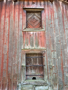 Abb. 105 Nuhjala, Gutsanlage, Speicher, Gebäude 13 (lt. Denkmalschutzdoku. 2002), Türen mit Beschlägen, 2023