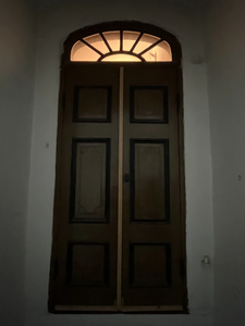 Abb. 46 Nuhjala, Herrenhaus, Eingangsbereich, Tür zum Obergeschoss 2023