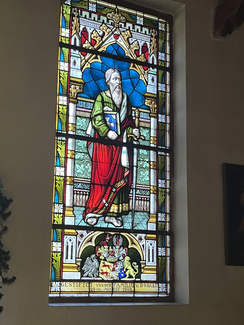 Abb. 61 Stargordt, Kirche, Glasfenster mit Apostel Paulus, Zustand 2023