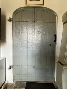 Ab. 44 Nuhjala, Herrenhaus, Eingangsbereich, Kellertür 2023